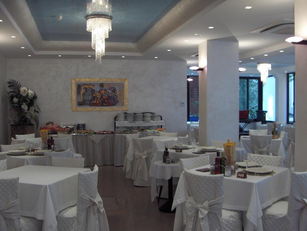 Hotel Tulipe Nazionale Riccione Bagian luar foto