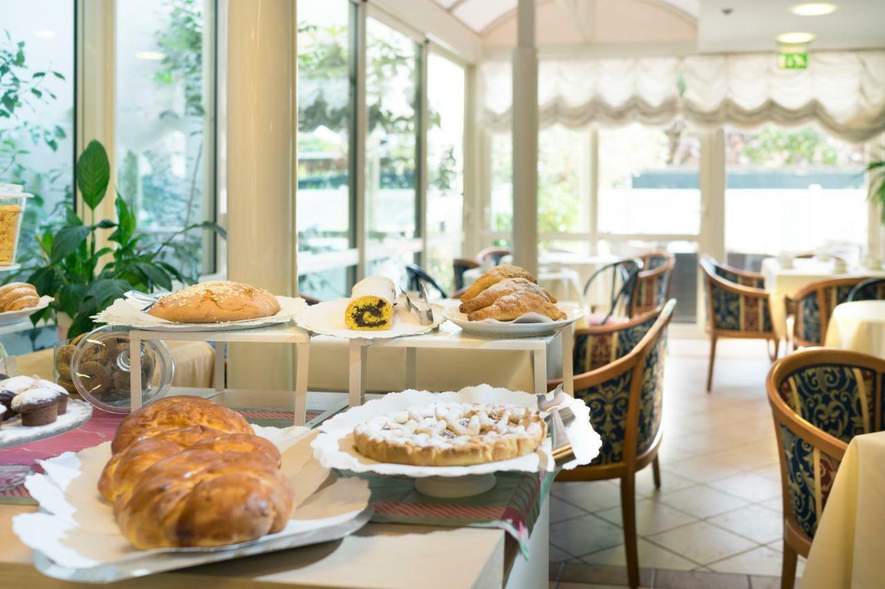 Hotel Tulipe Nazionale Riccione Bagian luar foto